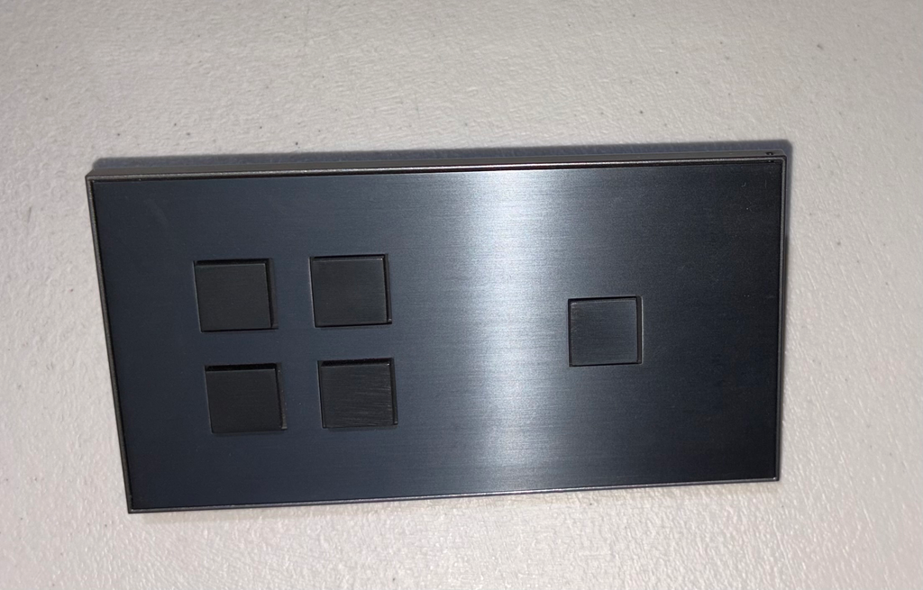 BOTONERA DE 4 BOTONES + BOTONERA DE 1 BOTON EUROPEA GUNPOWDER BLACK